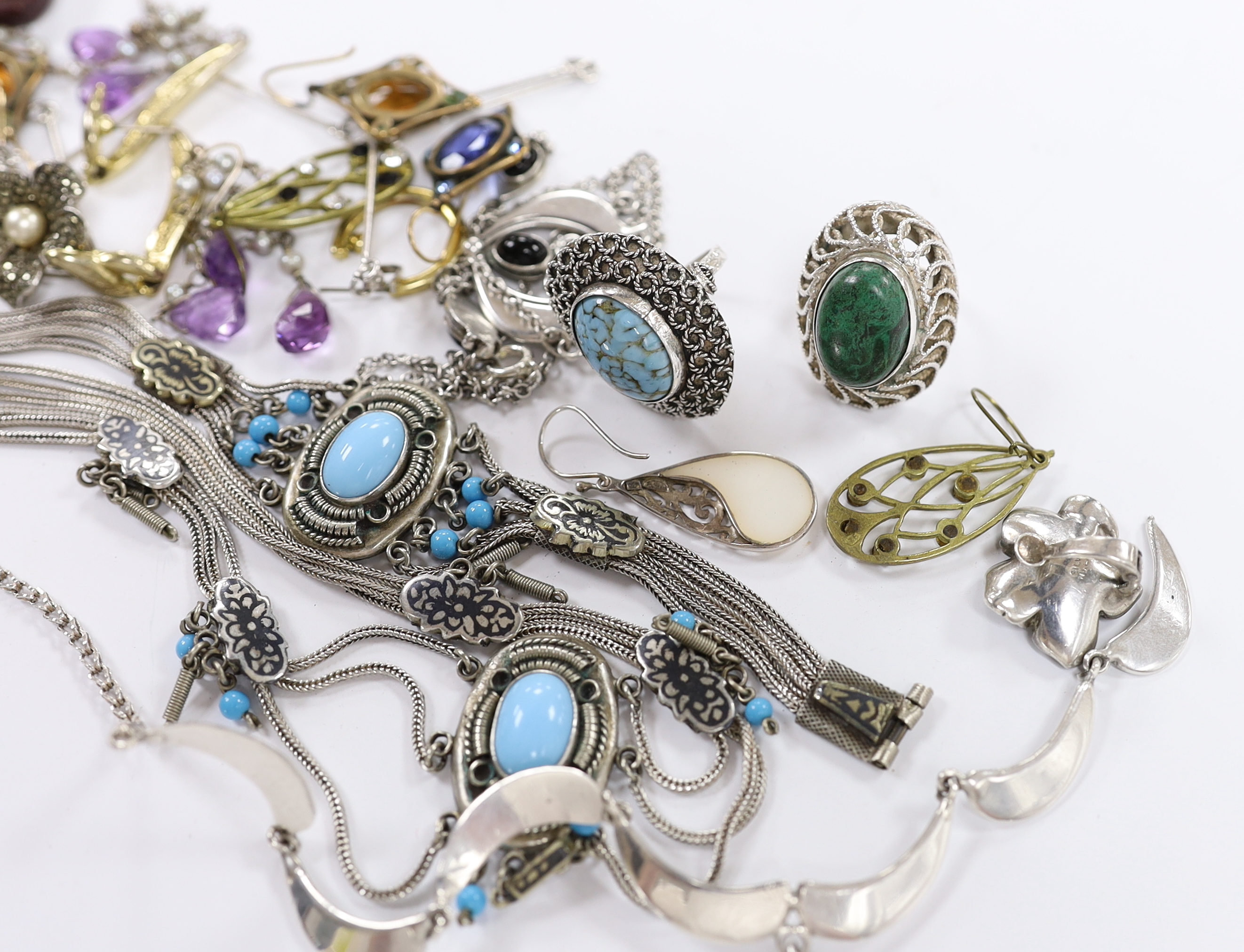 Assorted jewellery including 925, white metal and costume.